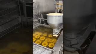 Cocinero preparando unos ricos soles de masa fritas‼️‼️😋😋😋🤤🔆🔆🔆