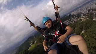 Renne Voando de parapente em São Vicente.