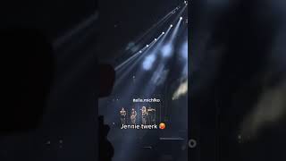 Jennie twerking 😆