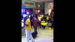 Garitinha bailando en Mall del centro