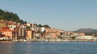 Pasai Donibane. El placer de entrar desde el mar en el barco Brai Kantauri. brai.eus