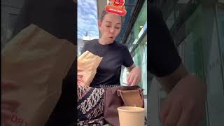 bunda corla sarapan di stasiun, kasih makan burung #shorts