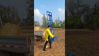 Small square bundles of corn stalks loading tool for loading bales of straw bale loading machine