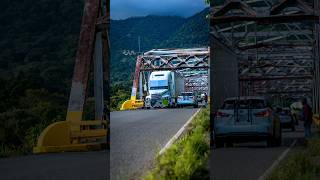 Fotografiando en el puente de Palmar Norte 📸🔥#trucker #foto #trailer #trucks #truck #contenido