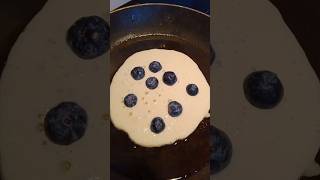 Blaubeer-Pfannkuchen #8kids #grossfamilie #mybigfamily #günstigkochen