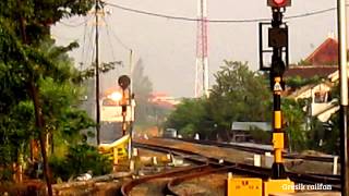 KA argo bromo anggrek malam melintas langsung stasiun lamongan