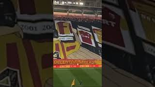 Le tifo des Red Tigers pour les 100 ans du maillot sang et or lors de RC Lens - Montpellier