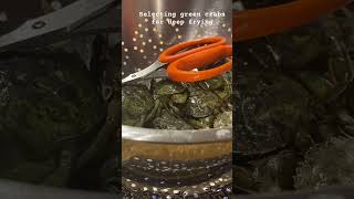 Selecting green crabs for deep frying