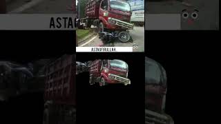 Truk Merah Sasak Motor Rusak Parah #accidentcar #terguling  #terguling