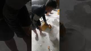 Proses campuran sika waterproof lantai kamar mandi