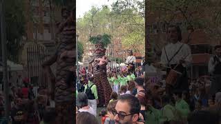 El gegant de l'Escola Valldemia, en Mia, s'uneix a la cercavila de la Festa Major d'Esplugues