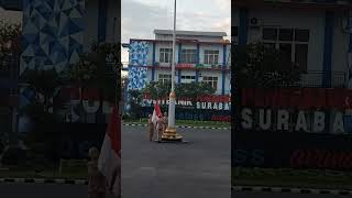 PENURUNAN BENDERA MERAH PUTIH OLEH TARUNA TARUNI POLITEKNIK PENERBANGAN SURABAYA