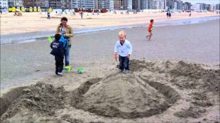 Luca en Danu op 't strand (de Panne)