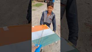 Cycle par aya baccha patang lena #shorts #kite #tiranga #kiteflying #patang #patangbazi