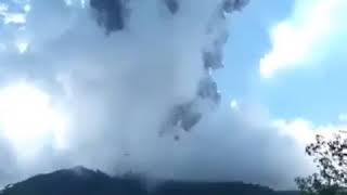 #volcán #Lewotolok  #Indonesia. columna eruptiva más de 4 km. www.unoticias.com.mx  @Ultimas