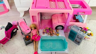 Barbie çocuklarıyla karavanda kamp yapmaya gidiyor