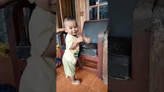 Anak lucu  joged sambil nyuapin #shorts