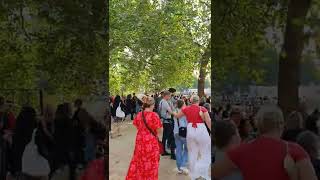 Walking up the Mall, towards Buckingham Palace