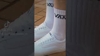 "Look at this Vans Old Skool True White"😍😍😎