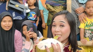 woow❗cewek mendem kupas kelapa - kok bisa ya