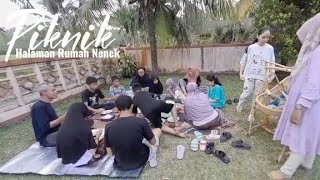 Piknik di Halaman Rumah Nenek