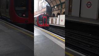 Circle line train departing Notting Hill Gate #londontransport #transportforlondon #train #metro