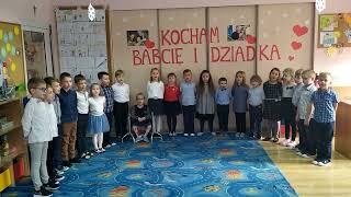 Dzieci z grupy "Koguciki" w piosence "Babcia to skarb"