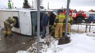 73-летний водитель УАЗа опрокинул автобус с детьми