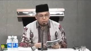 Ustaz bergetar melihat isi buku ini