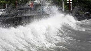 Ganasnya ombak menerjang sepanjang jalan pinggir pantai