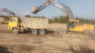 OMG how is the excavator loading soils and sand from so much water distribution.