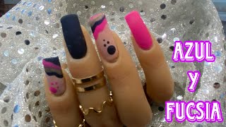 Uñas azul con fucsia