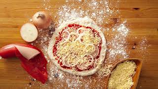 Svensk pizza med falukorv, lökringar och ketchup – bakad på Kungsörnens Pizzamjöl