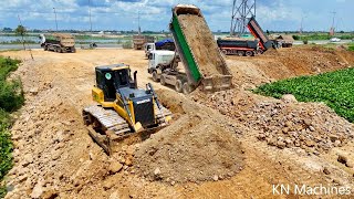 New Update Bulldozer SHANTUI Pushing Soil And Truck 25T Unloading For Making Small Road