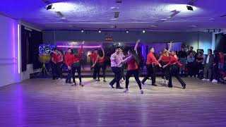 Coreografía de bachata con los alumnos de la escuela