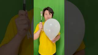 ダイソーの伸縮靴べらで風船を割る【Pop a balloon with Daiso's retractable shoehorn】#shorts