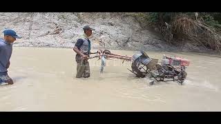 traktor sawah pindah lahan terJEBAK BANJIR