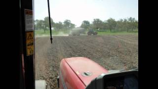 Landbouwhaspengouw- Pieter passeert met Massey Ferguson 8220