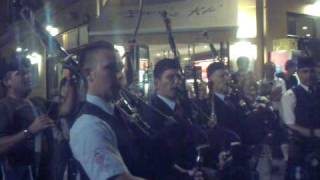 LORIENT FESTIVAL INTERCELTIQUE -THE BAND OF  ISLE OF CUMBRAE OUTSIDE A PUB -09 ago 2010.3gp