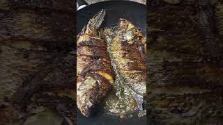 Asi se hacen los pescados fritos 😁😋😋😋