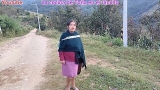 Así camino en las veredas de mi rancho para llegar a mi parcela donde tengo mi cosecha de este año