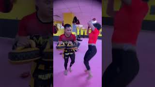 Muay thai pads 30 kicks #muaythai #boxing #coachmb #befitnesslifestyle #fitnessaddict