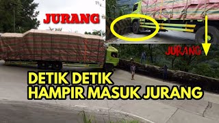 TEREKAM JELAS TRUK TABRAK PEMBATAS JALAN DI SITINJAU LAUIK