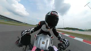 Aprilia RSV4 RF(201 hp) vs Tuono (175hp) | Sepang International Circuit