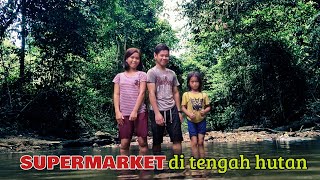 SUPER MARKET DI HUTAN: mencari siput di aliran air sungai bersama anak anak suku punan pedalaman