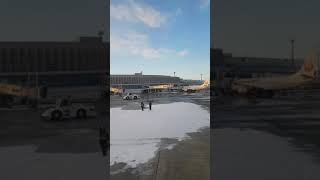 Japan JaFUN!🇯🇵 Japanese Aircraft Crew Waiving Goodbye! - Winter in Sapporo #shorts #japantravel