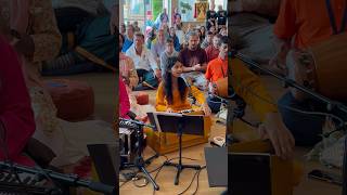 Maithili Thakur Singing with Bhakti Marga Devotees