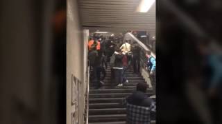 Brutal pelea de los ultras del Nápoles en el metro de Estambul