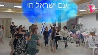 בת מצווה דתית עם שמחה יהודית אמיתית.