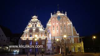 Night view of a monument to Roland at Town Hall Square against the background House of the